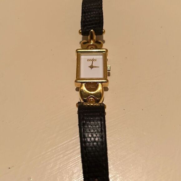 Gucci 1800L Gold Square Face Bracelet Wrist Watch Embossed Leather Band Classy - Picture 4 of 13